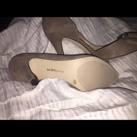 BCBG Chester bow pump - Picture 3 of 5